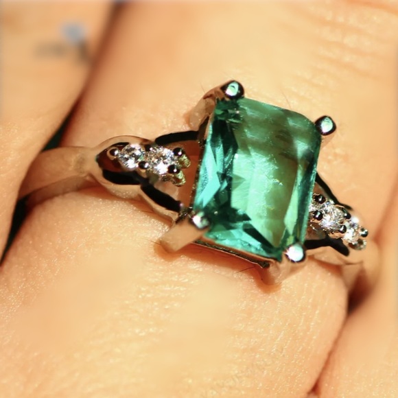 Nice 1.75ct Green Sapphire Petite Minimalist Ring - Picture 5 of 6